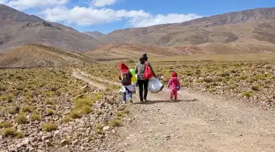 Una mamá, dos mochilas y un regreso que sorprende en plena Quebrada del Toro