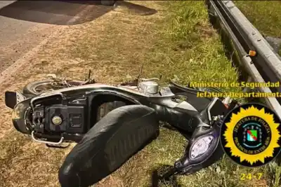 Perdió el control en la rotonda de San José: lo que encontraron en la moto complicó todo