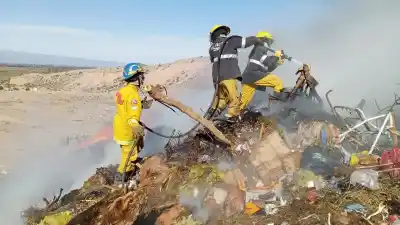El Zonda no da tregua: cinco incendios, un foco que sigue activo y un alerta que preocupa a San Juan
