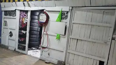 Amenazó con un cuchillo a dos gomeros y destrozó el local: lo que encontró la Policía a metros