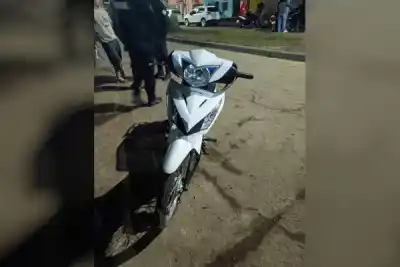 Cruzó en rojo para llegar al boliche y la policía se topó con algo raro en la moto