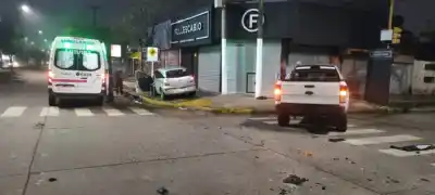 Chocaron en pleno centro de Resistencia a las 5:45 y el auto terminó en un lugar inesperado