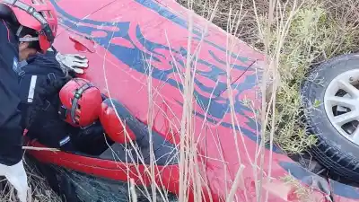 Volcó sobre la Ruta 9 y el auto terminó en un canal: lo que pasó con los ocupantes