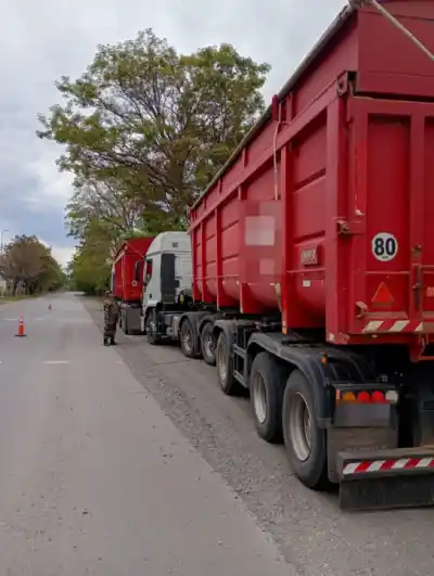 Dos camiones de maíz quedaron retenidos en la ruta: lo que encontraron en la documentación lo cambió todo
