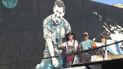 El barrio de Messi se llena de murales: 32 artistas y una apuesta que podría ser récord mundial