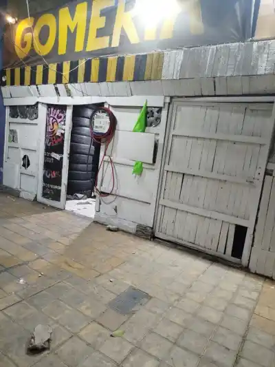 Entraron a trabajar a la gomería y terminaron con un cuchillo en la mano: lo que pasó después