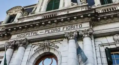 Lo esperaban tres en Pellegrini al 1200: el policía sacó su arma y uno quedó en el piso