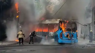 Un colectivo de la línea K se prendió fuego en barrio Martin: el detalle que nadie esperaba