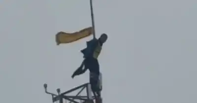Subió a lo más alto de la antena municipal en Pico Truncado: el motivo que nadie esperaba