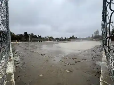 El temporal no dio tregua en Comodoro: mirá cómo quedó la cancha de Oeste Juniors