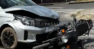 Chocaron en una esquina de Castañares: terminaron arriba del auto