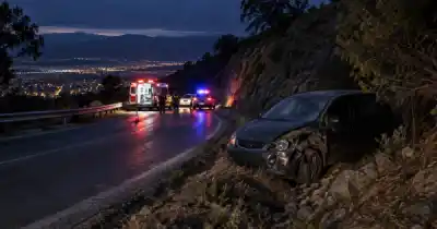 Volvían del Cerro de la Virgen a las 4 de la mañana: el auto terminó fuera de la ruta y ahora investigan qué pasó arriba