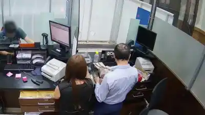 El folleto del banco que escondía los billetes: cómo dos cajeros vaciaban los depósitos sin que nadie sospechara