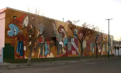 Rawson se llena de códigos QR: el circuito que revela la obra de Esteban Ferreyra