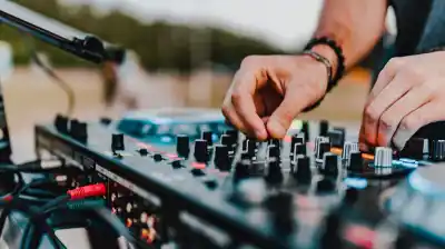 El DJ de Paraná que no pagó la cuota alimentaria de sus hijos de 5, 6 y 12 años: la Justicia le prohibió ingresar a un evento y la decisión fue más lejos