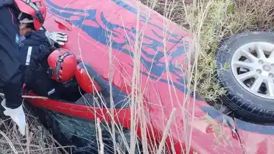 Volcó en plena ruta de Tilcara: los ocupantes ya no estaban en el auto cuando llegaron los bomberos