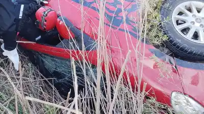 Volcó en la ruta, cayó a un canal y los bomberos se encontraron con una escena inesperada