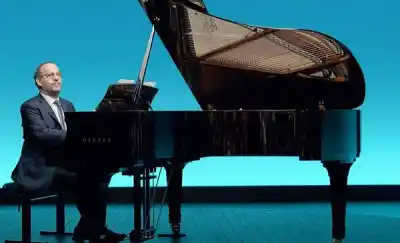 El pianista que hace cantar al público entero llega a Trelew con un show que no es un concierto