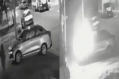 Prendió fuego el auto de su expareja y las pintadas que dejó la delataron