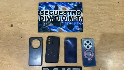 Le arrebató el celular y escapó en moto: no contaba con quién estaba a metros