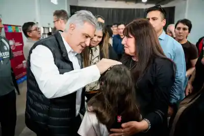 Llaryora llegó a Arroyo de los Patos con una batería de anuncios: cuánto prometió y para qué