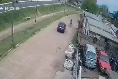 Cruzaba en bici por el barrio Fátima y un auto lo embistió: lo que muestra el video