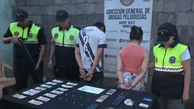 Allanaron una casa en el barrio San Carlos: lo que encontraron adentro complicó a dos jóvenes
