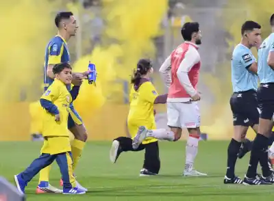 El nene al que le robaron las camisetas en el Clásico tuvo su revancha: entró al Gigante de la mano de Di María