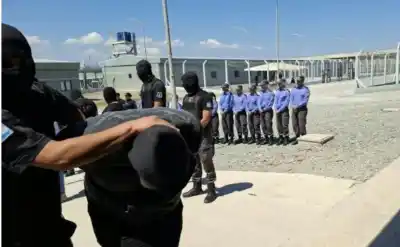 En plena madrugada, 16 condenados dejaron los calabozos de las comisarías y los llevaron a Benjamín Paz