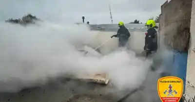 Un prolongador encendido en plena obra: el fuego que sorprendió a los bomberos en el local