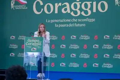 Meloni va por un cambio histórico en las escuelas de Italia: qué pasará con el velo islámico y los alumnos extranjeros