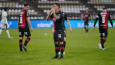 Newell's lo liquidó con un golazo, pero la noche en Vicente López terminó con un final inesperado