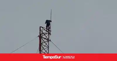 Se trepó a lo más alto de la antena municipal de Pico Truncado y no bajaba: lo que pasó después