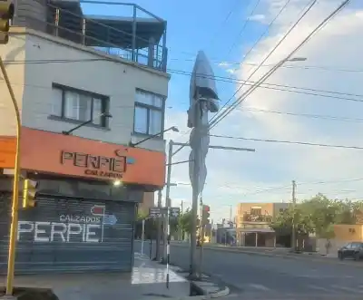 El viento Zonda hizo volar una lona en plena esquina céntrica y quedó colgada de los cables