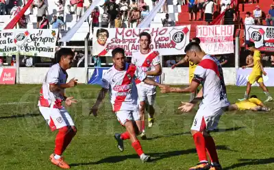 Guaraní golpeó dos veces en el primer tiempo y el clásico misionero ya tiene dueño