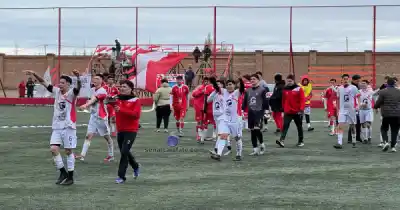 Dos equipos riogalleguenses festejaron en la cuarta fecha: uno lidera y el otro se floreó de local