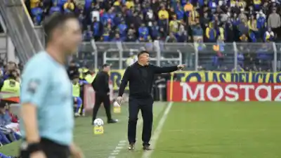 Almirón se quedó afuera de la conferencia y el que habló soltó una frase que retumba en Arroyito