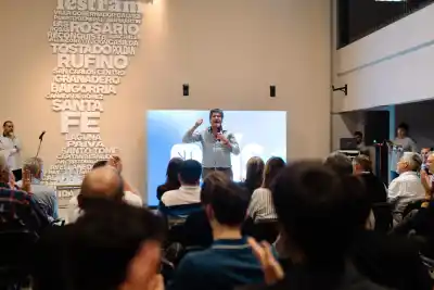 Santacroce llevó su modelo a Gálvez y apuntó contra los que "votan en contra"
