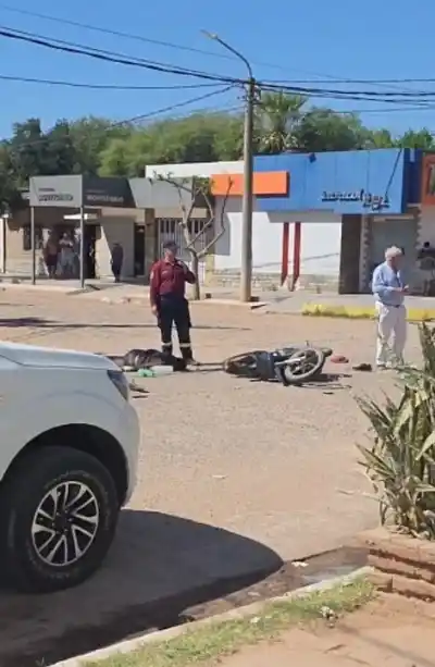 Iban al río en moto y chocaron con una camioneta: uno terminó en un vuelo sanitario