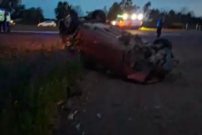Iban a Buenos Aires, los encerró un camión y terminaron con el auto dado vuelta