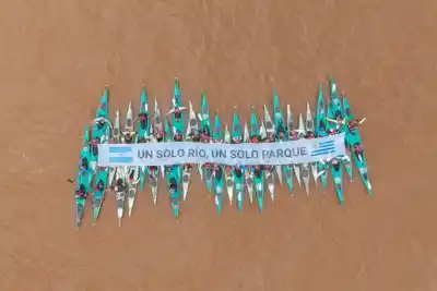 Manejaban el río en kayak y descubrieron algo que cambia todo