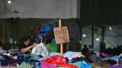 Recorren una feria en Santiago y lo que encuentran adentro sorprende por un detalle