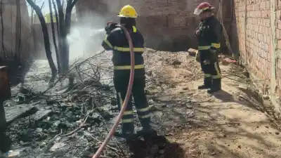 El viento soplaba fuerte en Centenario y una casa terminó envuelta en llamas: lo que encontraron los bomberos