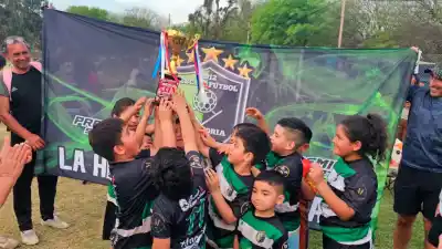 La escuela de Loreto volvió de Villa Atamisqui con las manos llenas: dos copas y un festejo que nadie esperaba