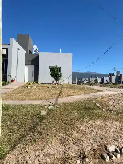 Vecinos de Valle Chico escucharon gritos y llamaron al 911: lo que encontró la policía adentro de la casa