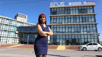 Dejó la Policía después de 23 años, la premiaron desde Madrid y ahora pide ayuda para poder viajar