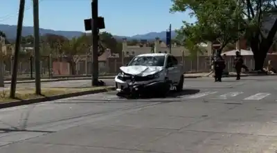 Choque entre auto y moto en barrio Universitario: lo que encontraron sobre el capó dejó a todos en silencio