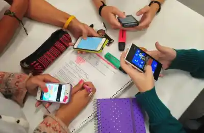 La escuela de Río Grande que le puso un freno al celular en el aula: el motivo que sorprendió a los padres