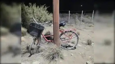 Una bicicleta lleva una semana atada a un poste en Junín de los Andes y nadie sabe de quién es