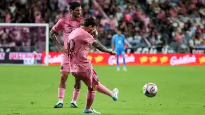 Messi clavó otro tiro libre y quedó a un paso de un récord que parecía imposible